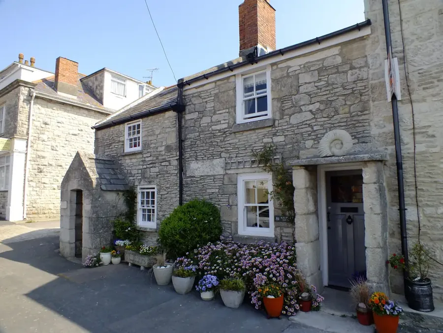 Portland stone cottage with a stone slate roof in Easton, Isle of Portland